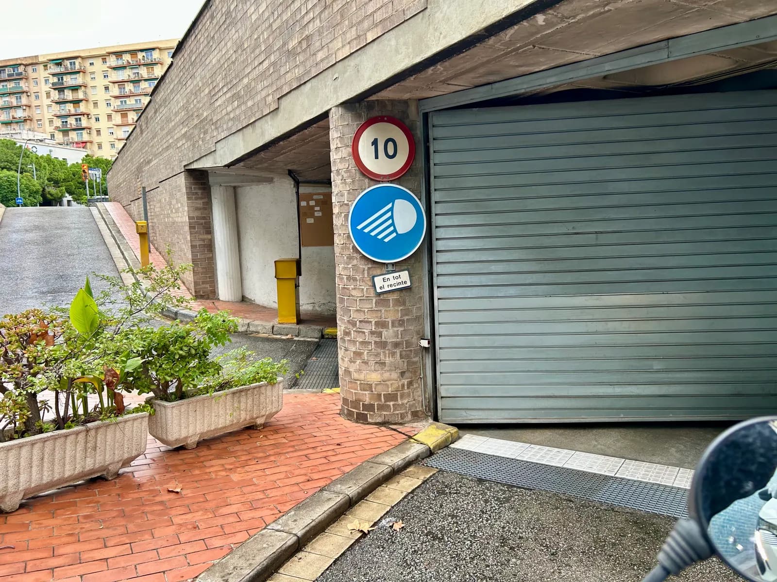 Parking Plaza de garaje bajo el Mercat de Felip II, La Sagrera en Barcelona — foto 2 de 2