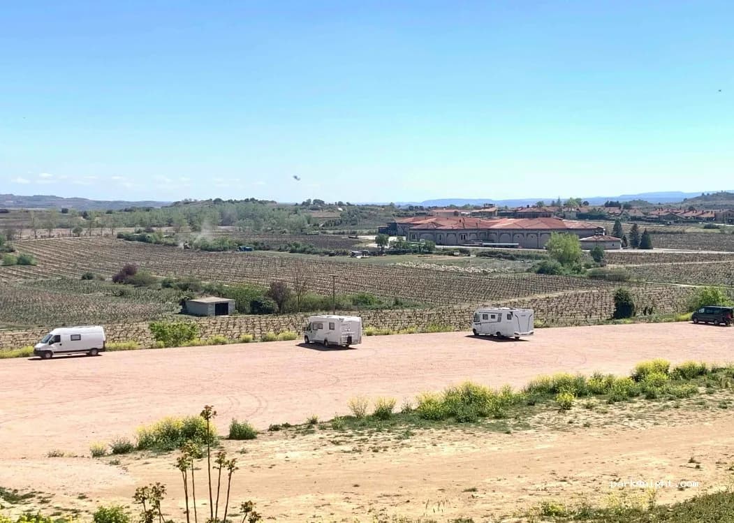 Aparcamiento para visitar Laguardia junto al ascensor en Guardia (Álava) — foto 2 de 2