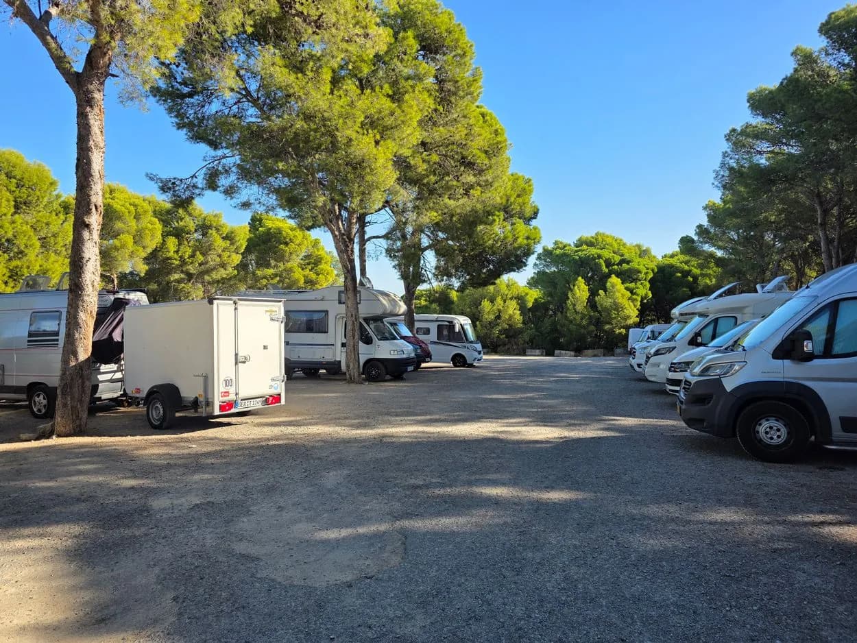 Parking autocaravanas en Pals, Aparcament Torre Mora en Pals (Girona) — foto 2 de 2