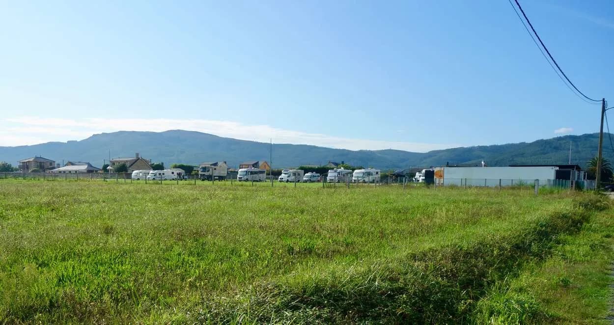 Área de autocaravanas en Lugar Pena, Barreiros en Barreiros (Lugo) — foto 2 de 3
