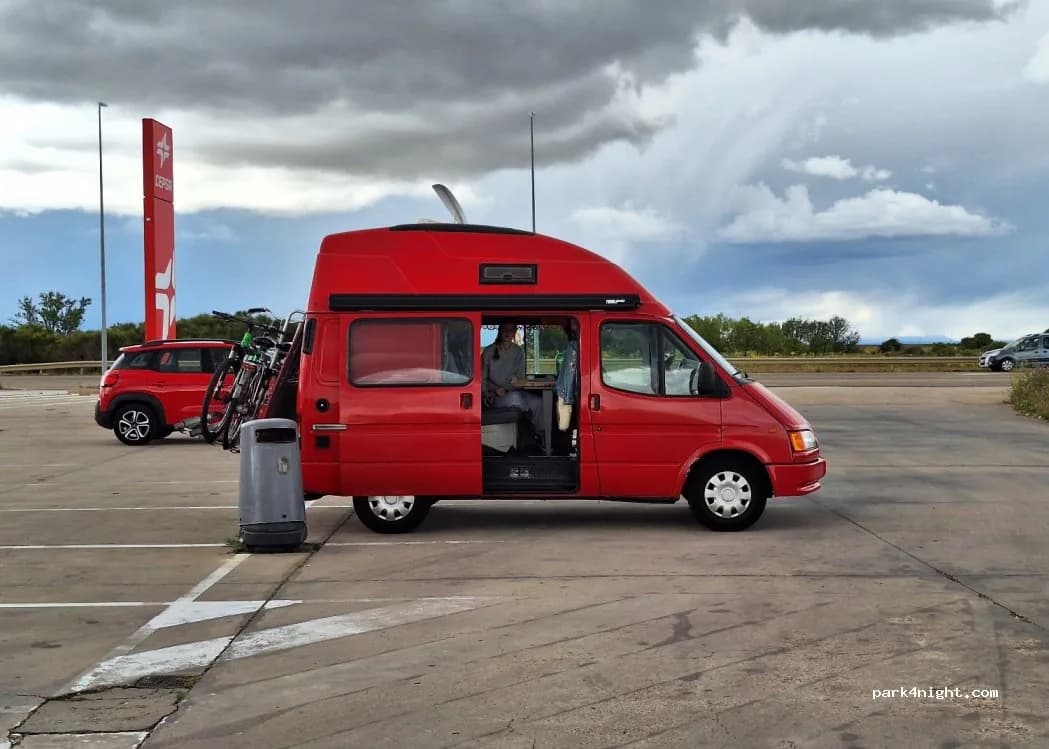Área de servicio y aparcamiento gratis en Villamañán en Villamañán (León) — foto 2 de 2