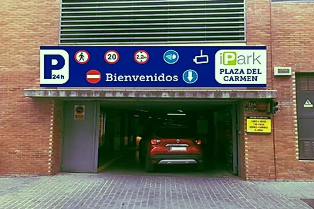 Parking Plaza del Carmen, centro de Vélez-Málaga en Vélez-Málaga (Málaga) — foto 2 de 2
