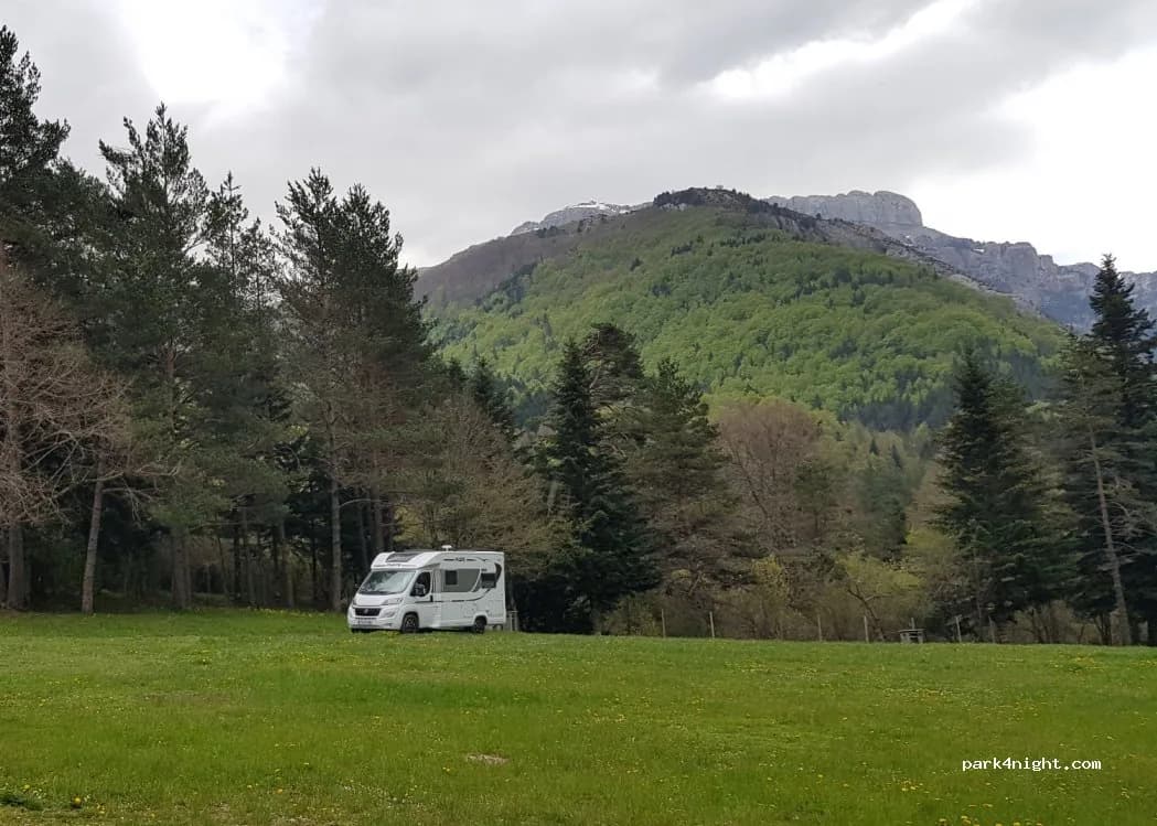 Parking y camping Selva de Oza (Valle de Hecho, Huesca) en Valle de Hecho (Huesca) — foto 3 de 3