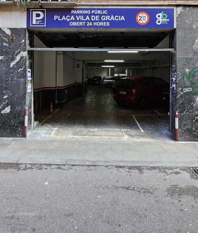 Parking Travessera de Gràcia (Gran de Gràcia, Barcelona) en Barcelona — foto 2 de 4