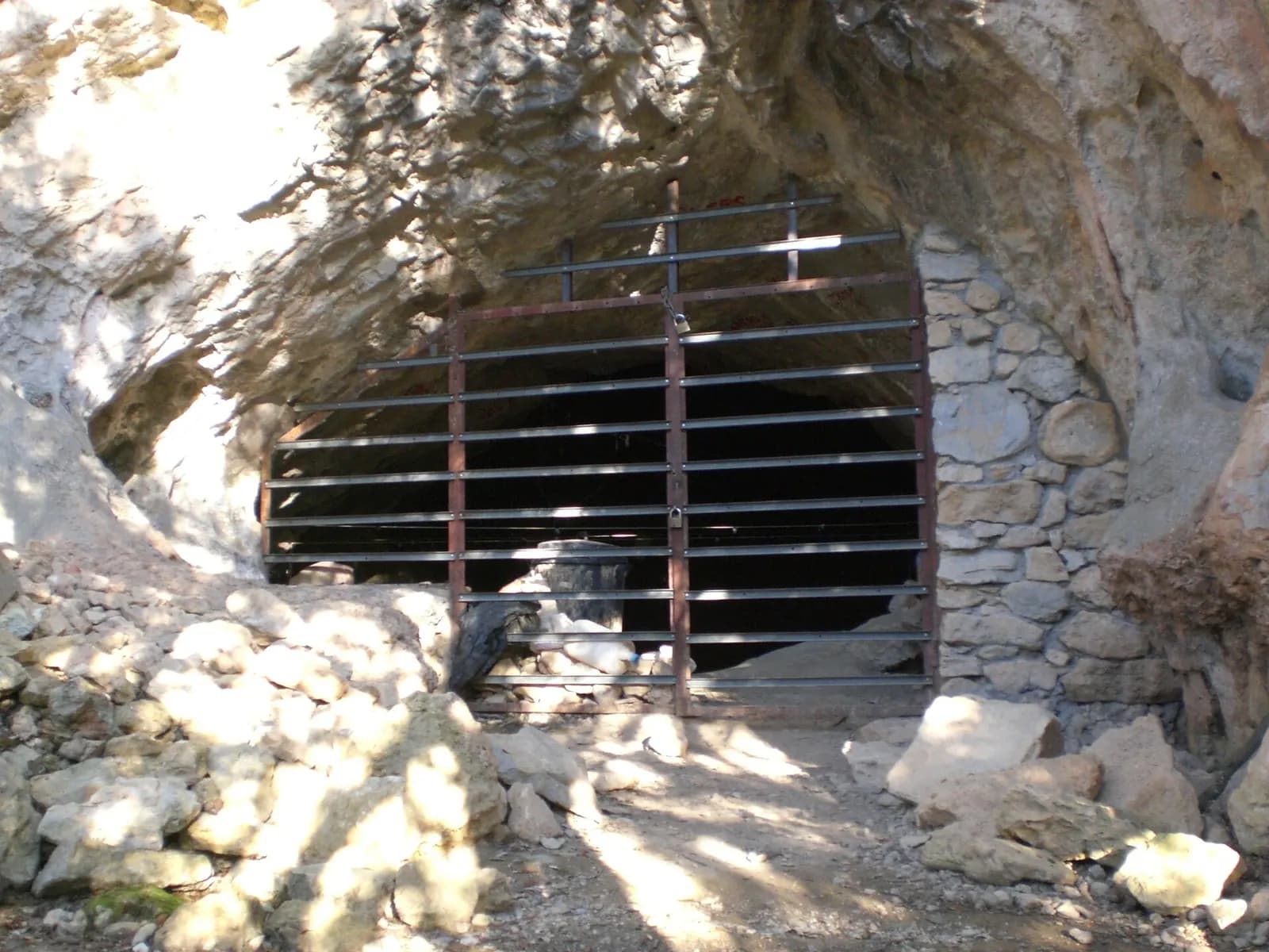 Cova dels Ermitons (Sales de Llierca)