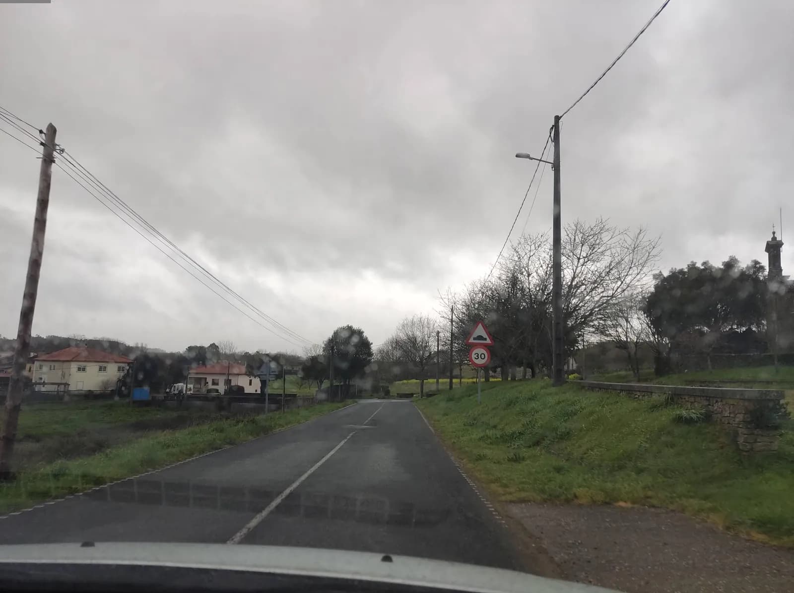Aparcamiento disuasorio en el sureste de Trazo en Trazo (A Coruña)