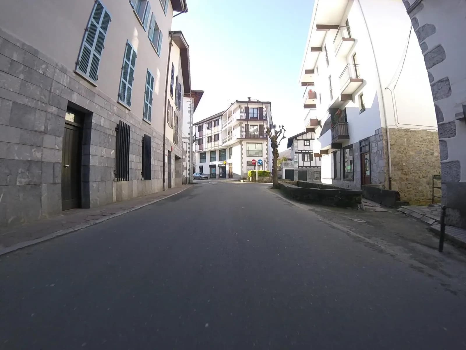 Aparcamiento gratuito en Antoiu kalea en Lesaka (Navarra)