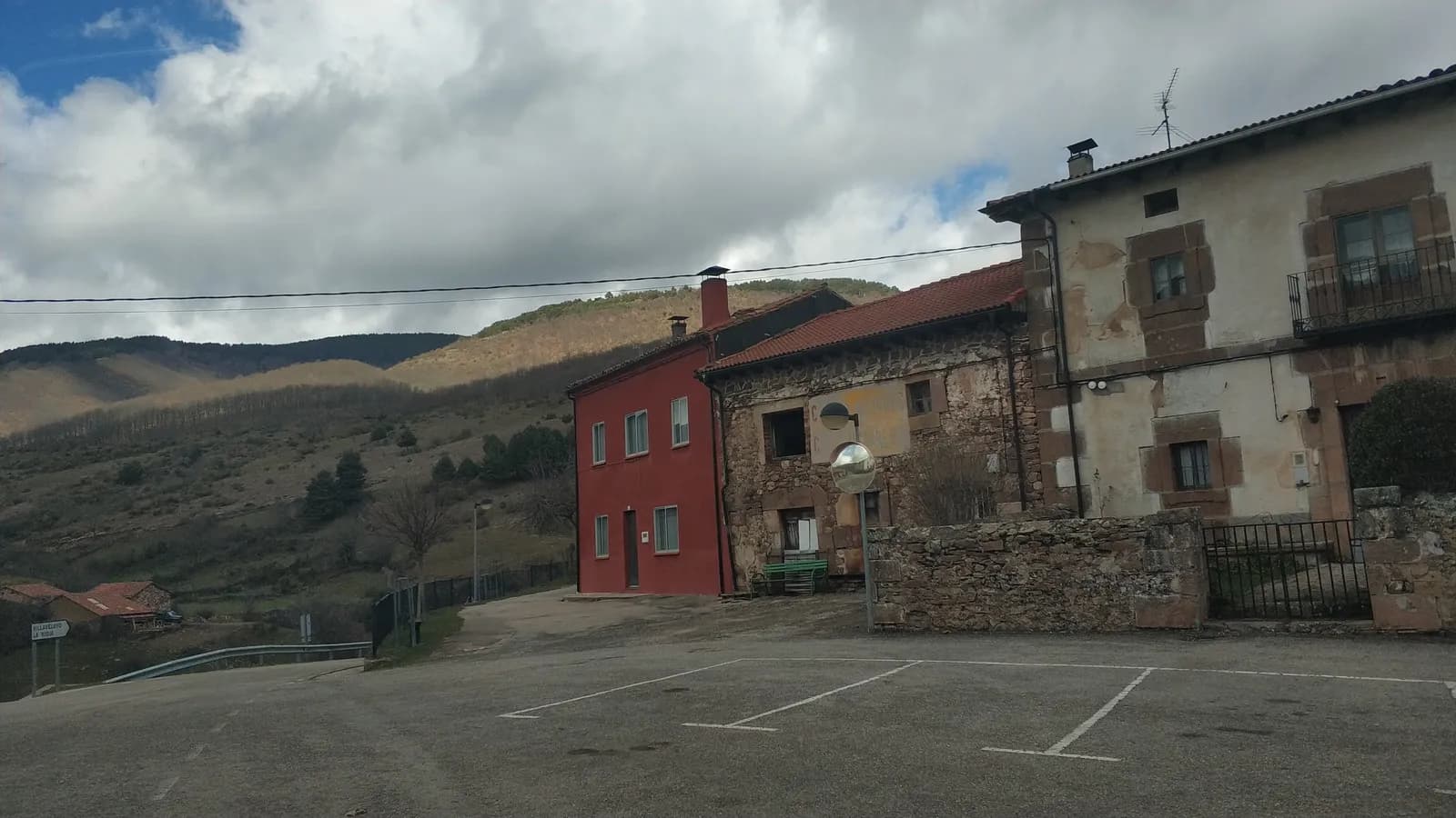 Aparcamiento gratuito en el centro de Neila en Neila