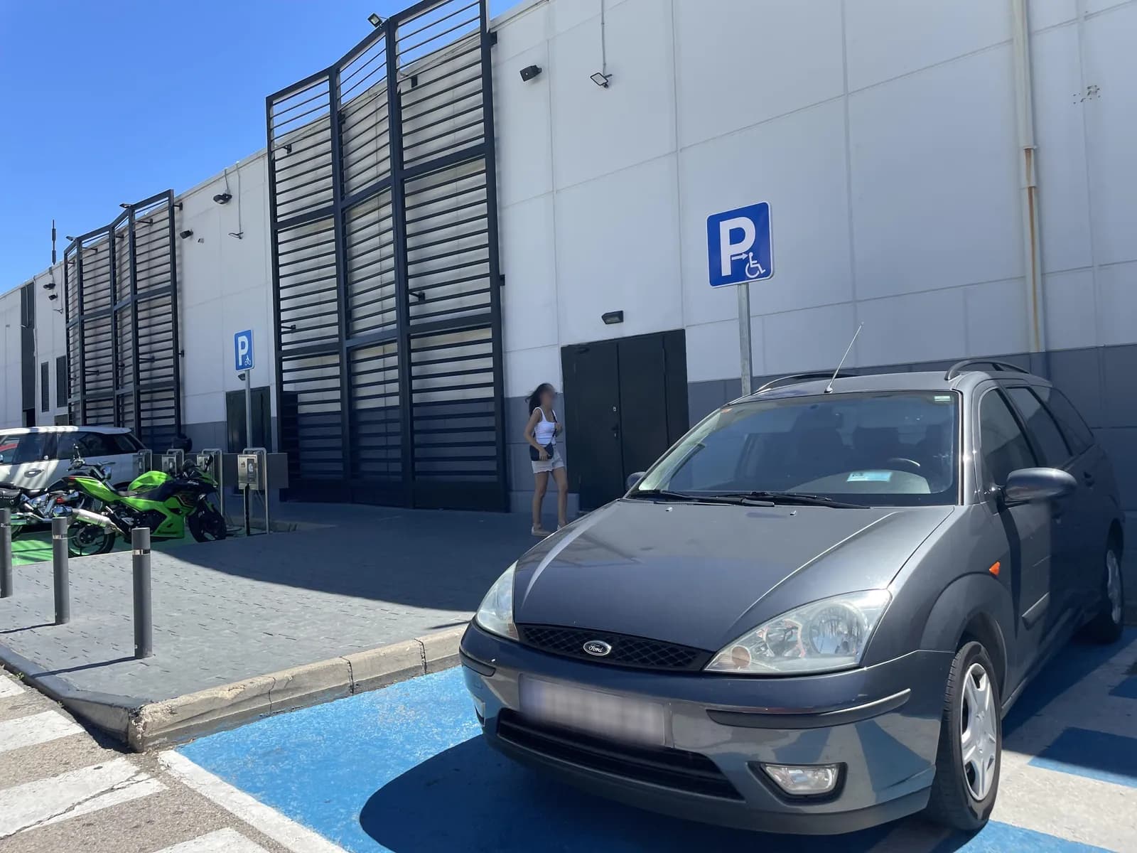 Parking gratuito para clientes en Pinto (junto a la M-50) en Pinto (Madrid)