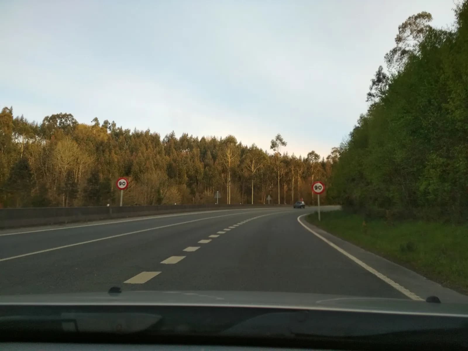 Aparcamiento gratuito en el sur de Carral en Carral (A Coruña)