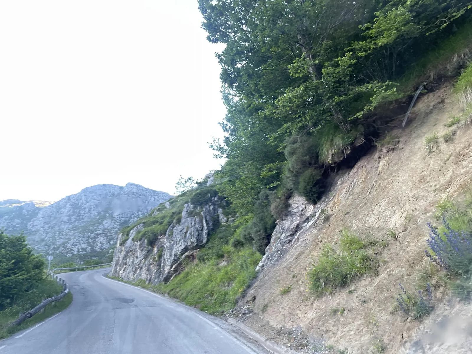 Área de aparcamiento en el oeste de Tresviso en Tresviso (Cantabria)