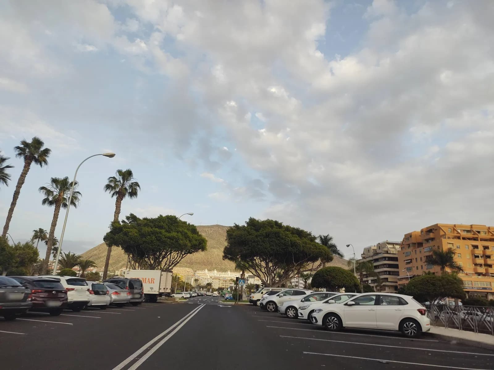 Parking gratuito en la avenida de Chayofita (Los Cristianos) en Arona