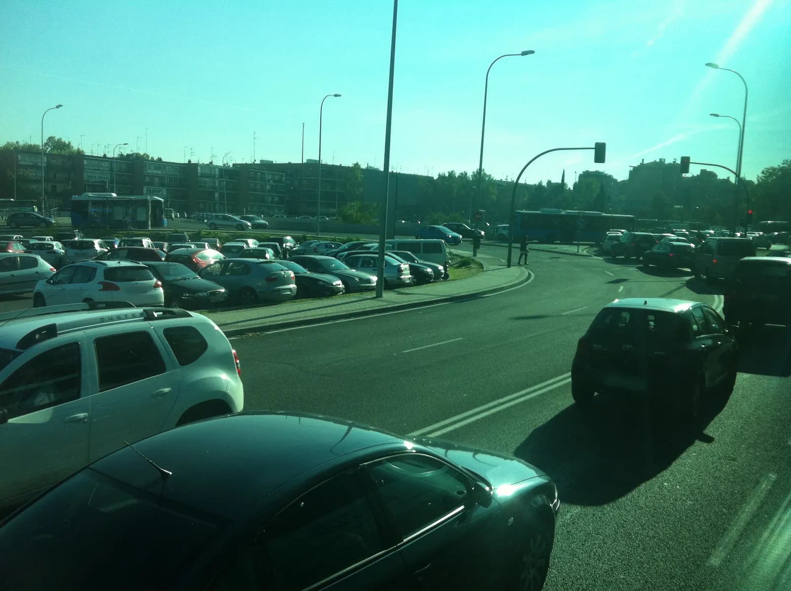 Parking gratis al aire libre en la avenida de Logroño (Madrid) en Madrid