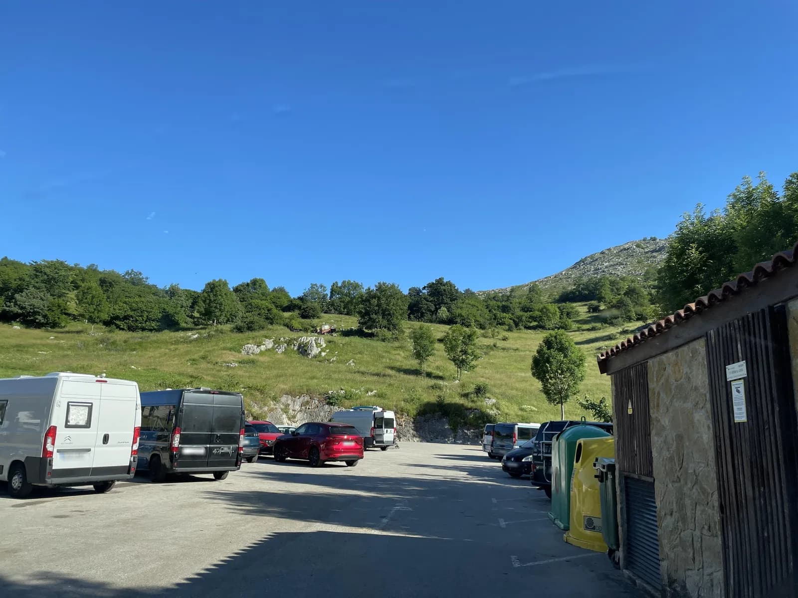 Área de autocaravanas de Sotres en los Picos de Europa en Cabrales (Asturias)