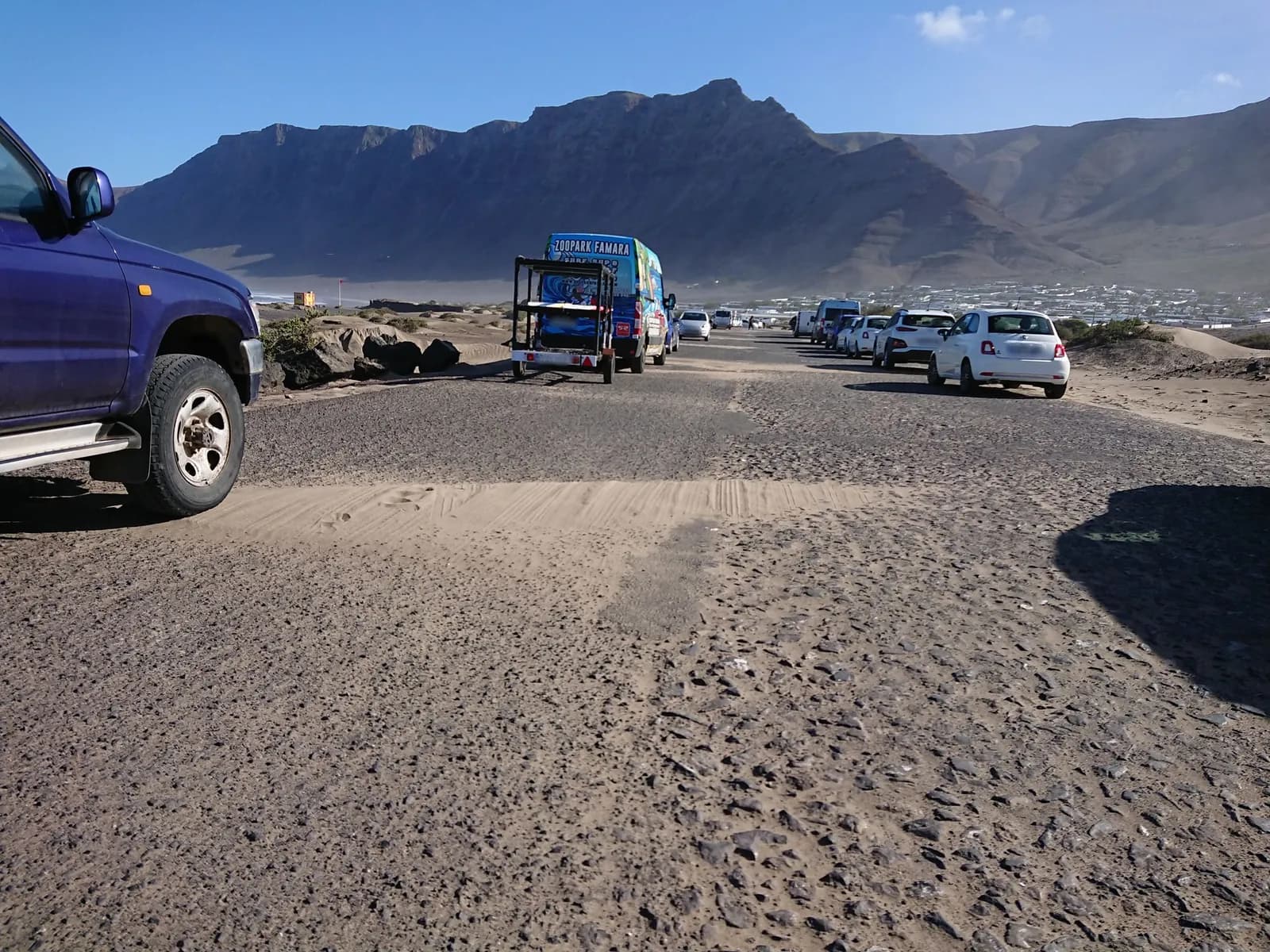 Aparcamiento en la Playa de Famara, Teguise en Teguise (Las Palmas) — foto 2 de 2
