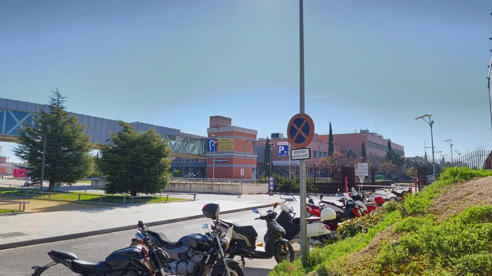 Parking Hospital y Facultad de Albacete (24h) en Albacete