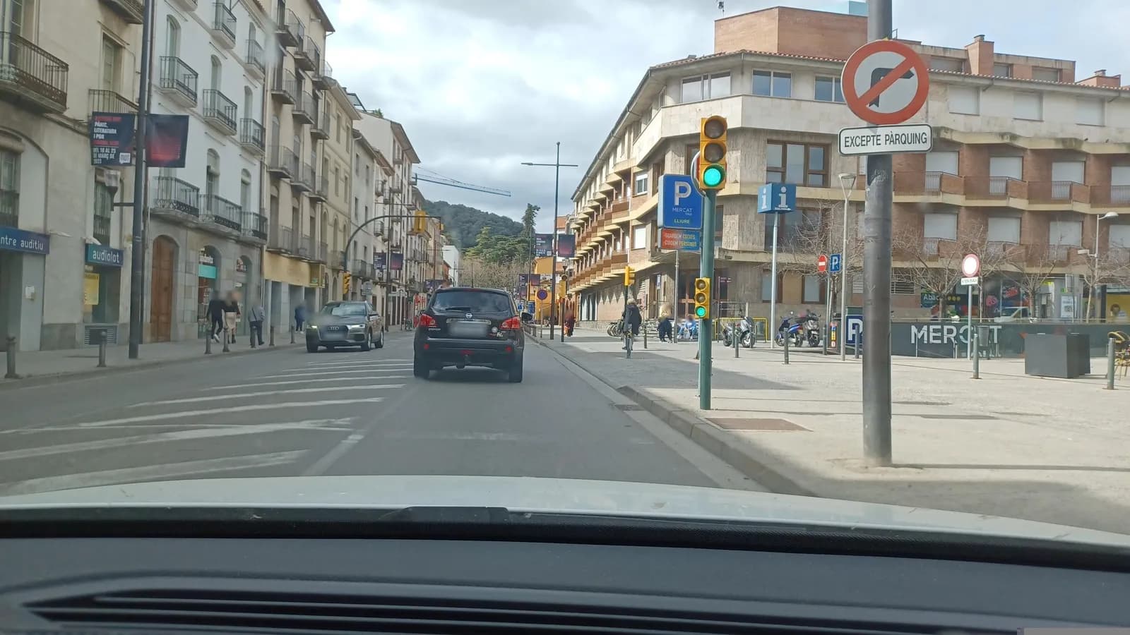 Parking Mercat Olot, junto al Mercat Municipal (Camil Mulleras) en Olot (Girona)