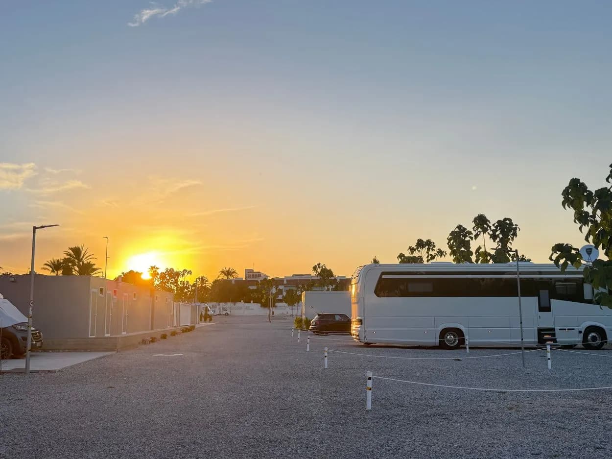 Parking autocaravanas en El Campello, Sunset Camper Park en El Campello (Alicante) — foto 1 de 4