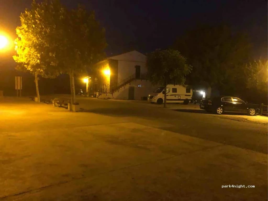 Aparcamiento en la plaza del pueblo de Larués en Larués (Huesca)