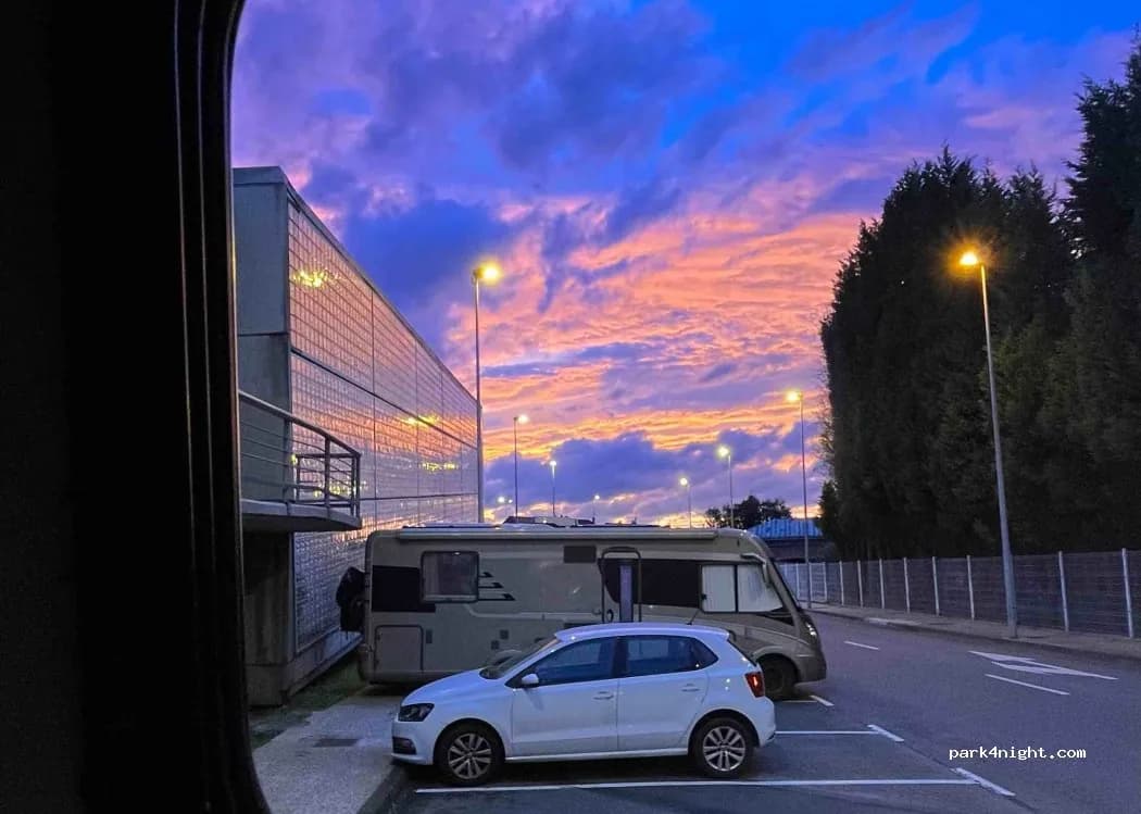 Parking gratuito Lugones - 30A Avenida Conde Santa Bárbara en Lugones (Asturias)