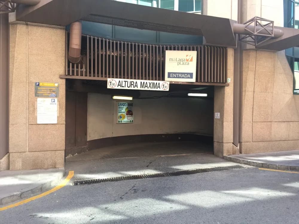 Parking Málaga Plaza (Málaga): 24 h, 2 € la hora, gálibo 1,9 m en Málaga