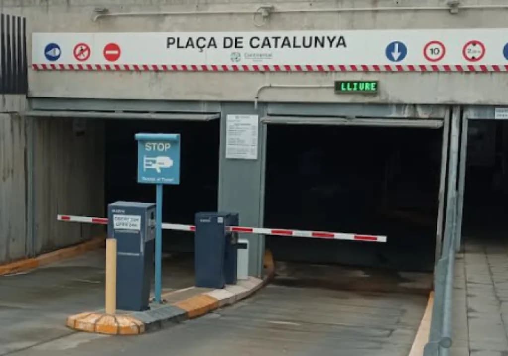 Parking Plaça Catalunya de Escala en La Escala (Girona)
