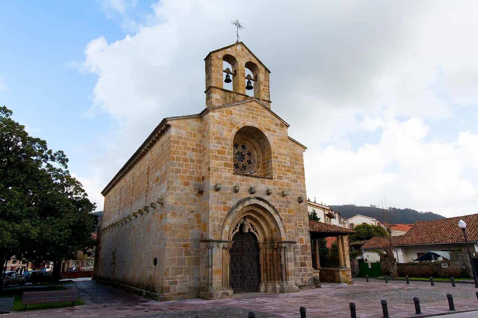 Iglesia de Santa María de La Oliva (Villaviciosa)