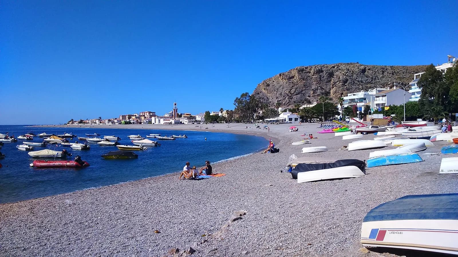 Playa de Calahonda, con barcas y casas, en Motril