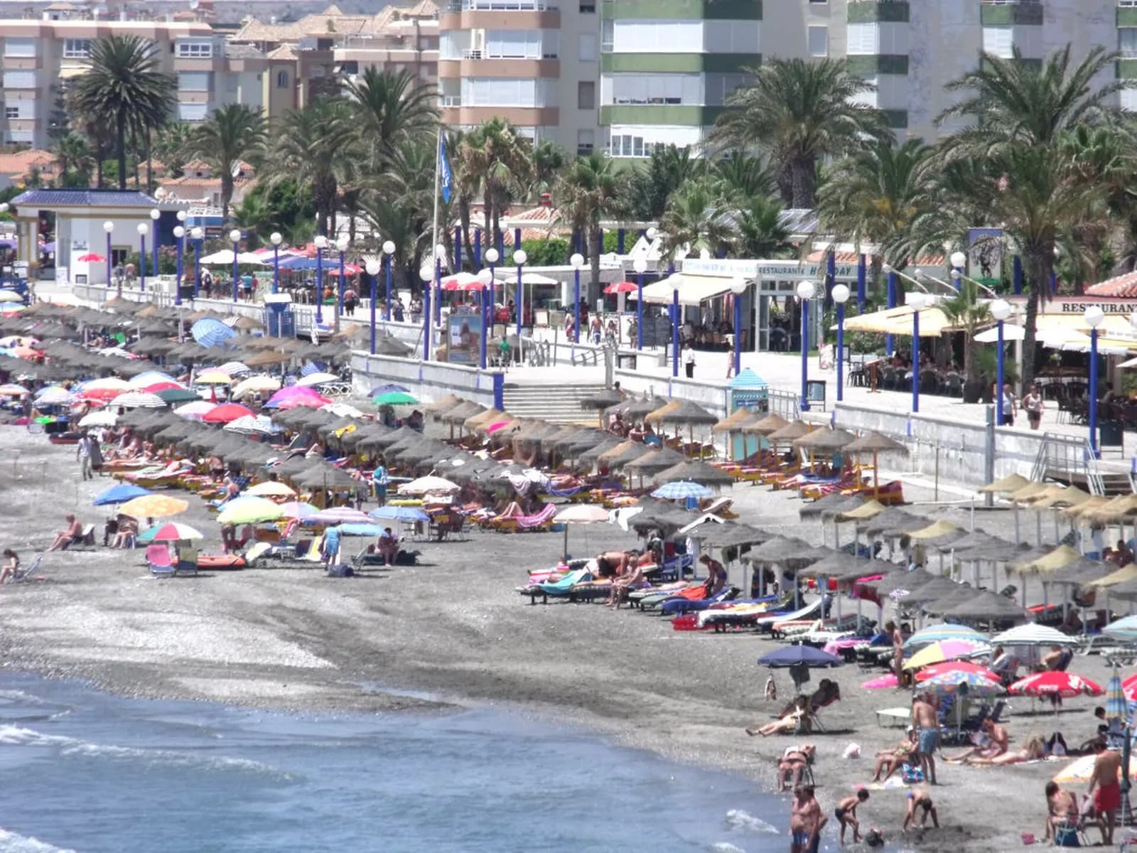 Playa de Torrox-Costa con sombrillas
