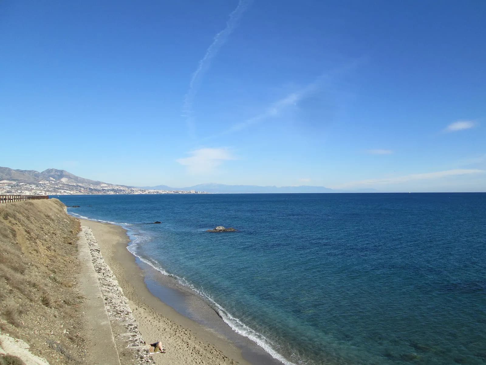 Playa y acantilado de la costa de Torrenueva, en Torrenueva Costa