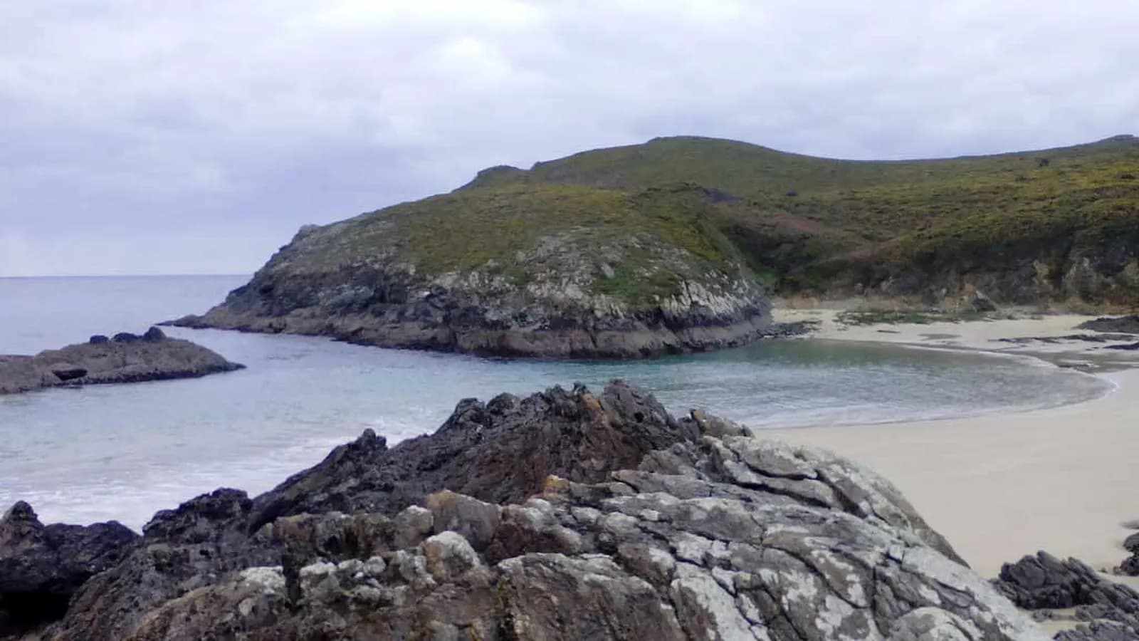 Cala con arena y rocas junto al Castro do Rodo, en Valdoviño