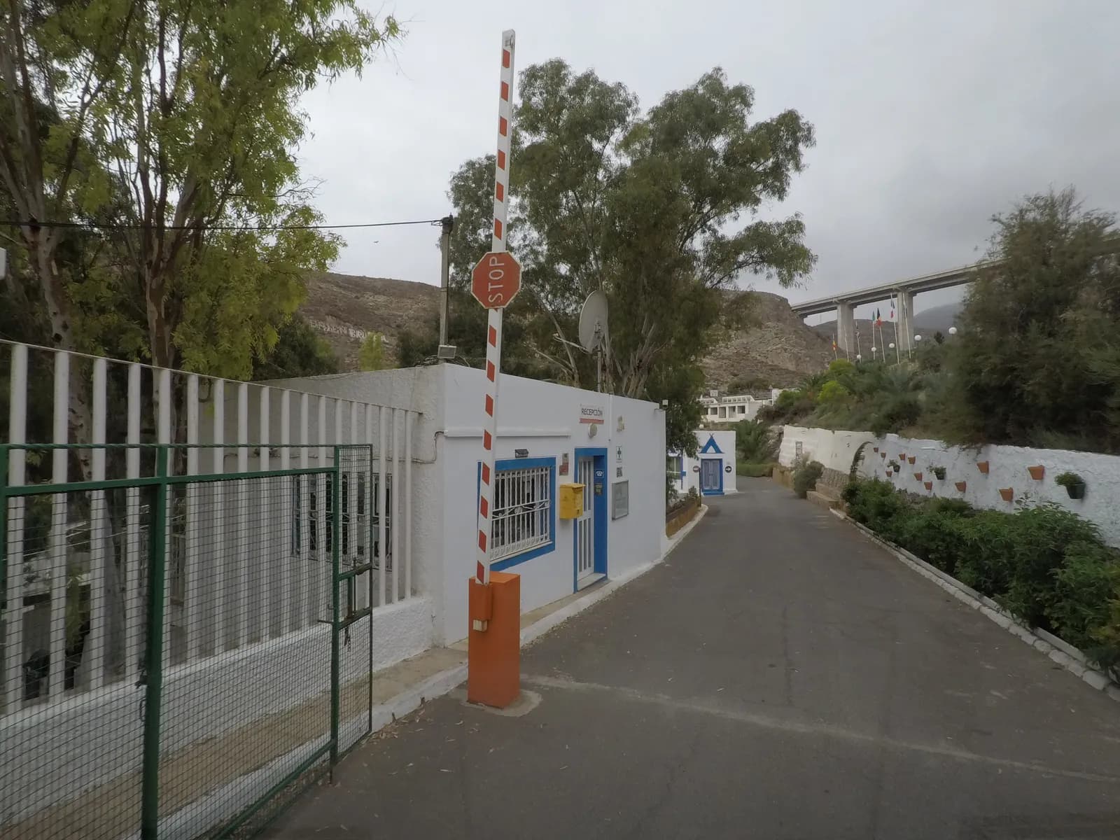 Parking Camping La Garrofa: autocaravanas frente al mar, Almería en Almería