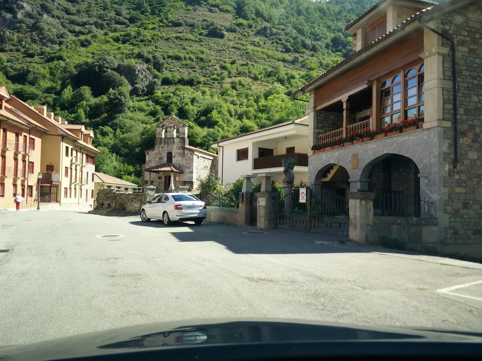 Parking Camping La Pomarada de Somiedo en Somiedo (Asturias)