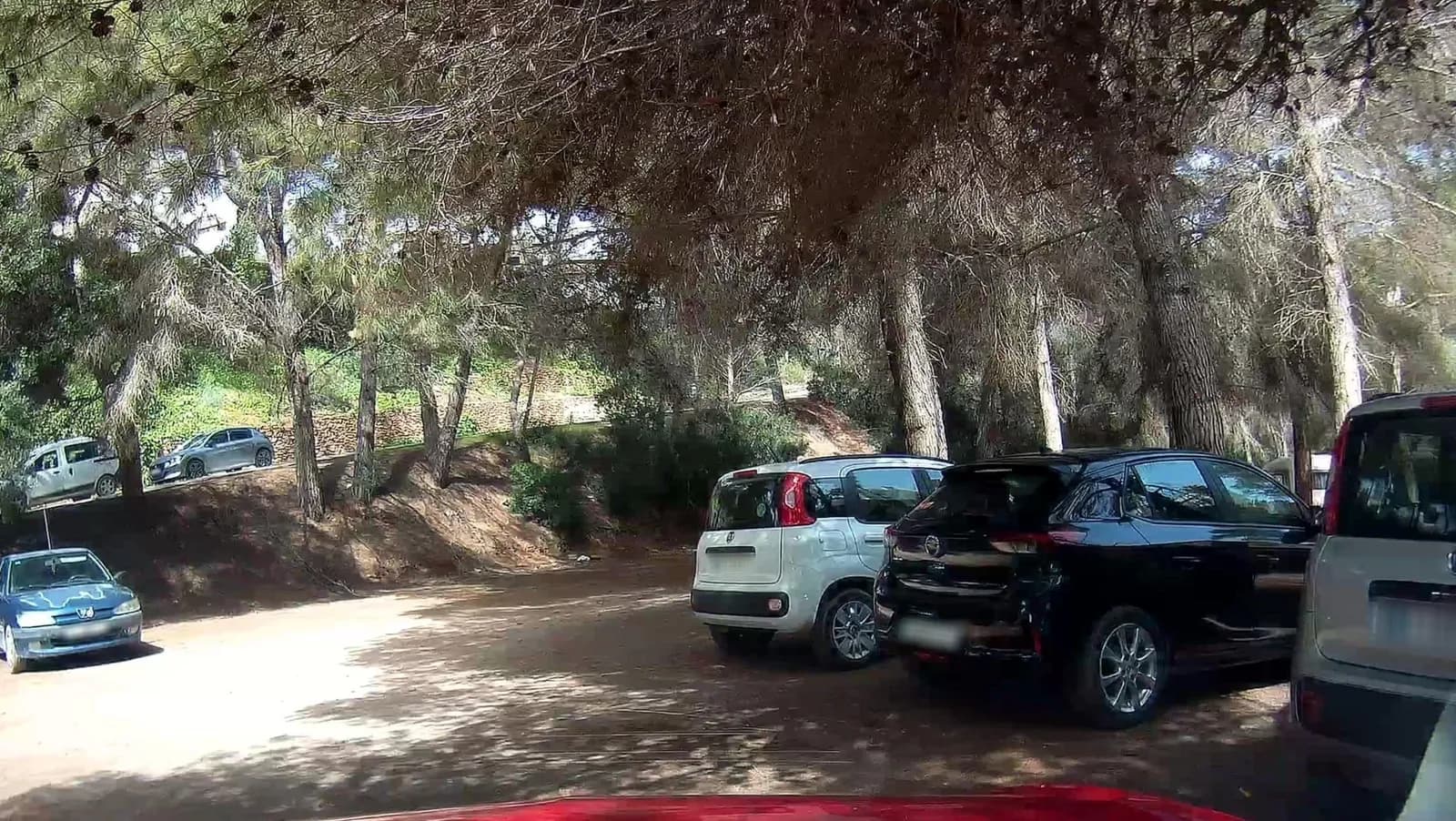 Parking en la playa de Cala Llenya (Ibiza) en Santa Eulària des Riu (Illes Balears)