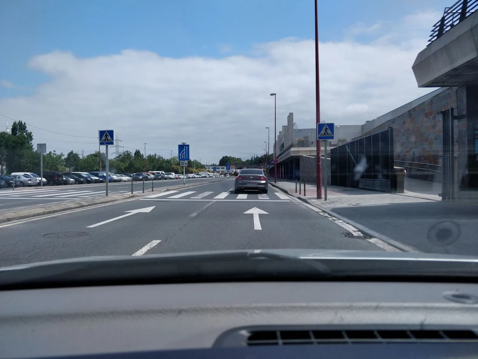 Aparcamiento disuasorio cerca de Centro Comercial Max Center (Barakaldo) en Barakaldo (Bizkaia)