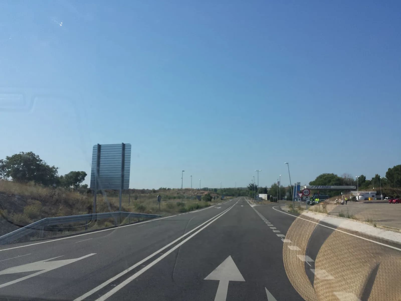 Aparcamiento disuasorio en el noroeste de Paracuellos de Jiloca en Paracuellos de Jiloca (Zaragoza)