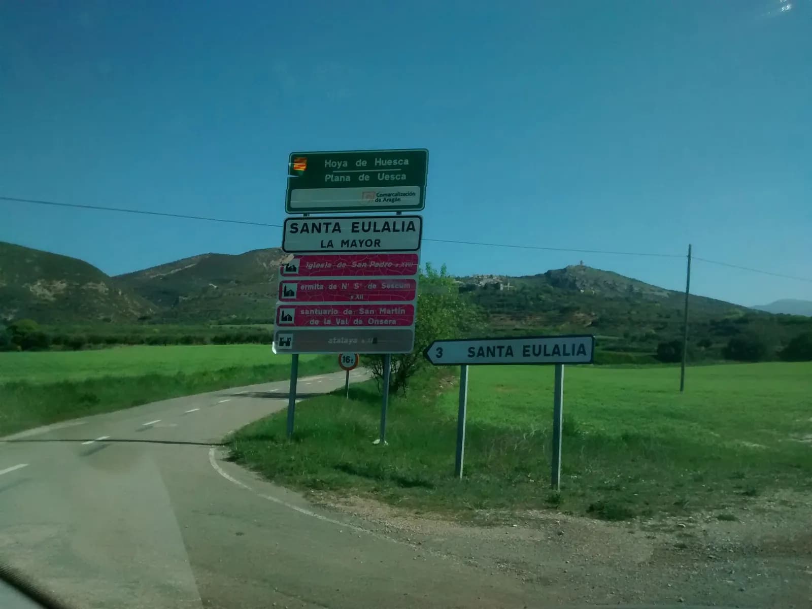 Aparcamiento en el Refugio el Pajar en Loporzano (Huesca)
