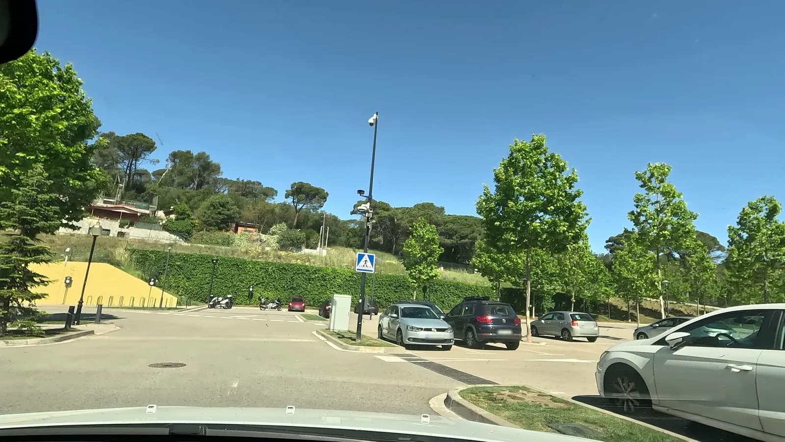 Aparcamiento gratuito en Accés a la Roca Village en Cardedeu (Barcelona)