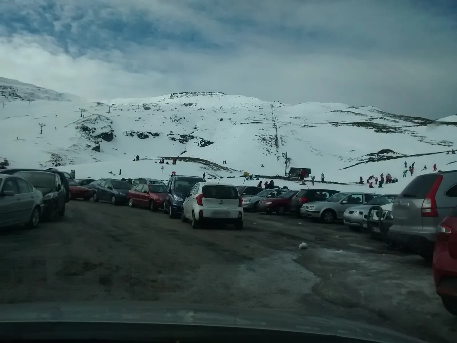 Parking gratuito en el acceso al puerto de Lunada en San Roque de Riomiera (Cantabria)