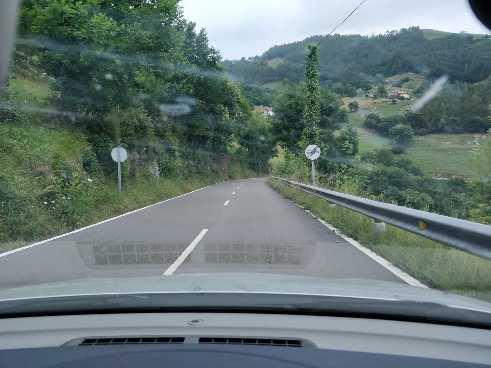 Aparcamiento gratuito en Acceso a las Cuevas de Puente Viesgo en Puente Viesgo (Cantabria)
