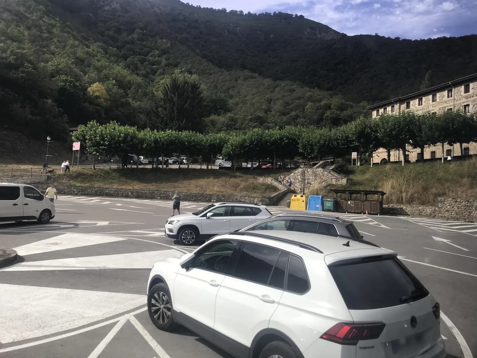 Parking gratuito en el acceso a Santo Toribio de Liébana en Camaleño (Cantabria)