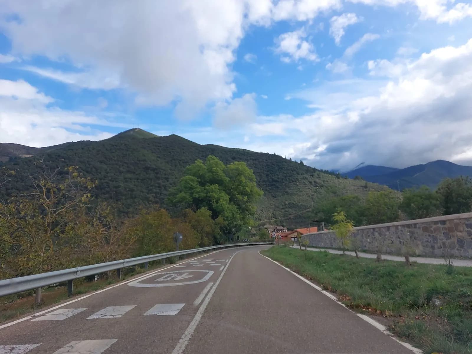 Aparcamiento gratuito en Acceso a Santo Toribio de Liébana en Potes (Cantabria)