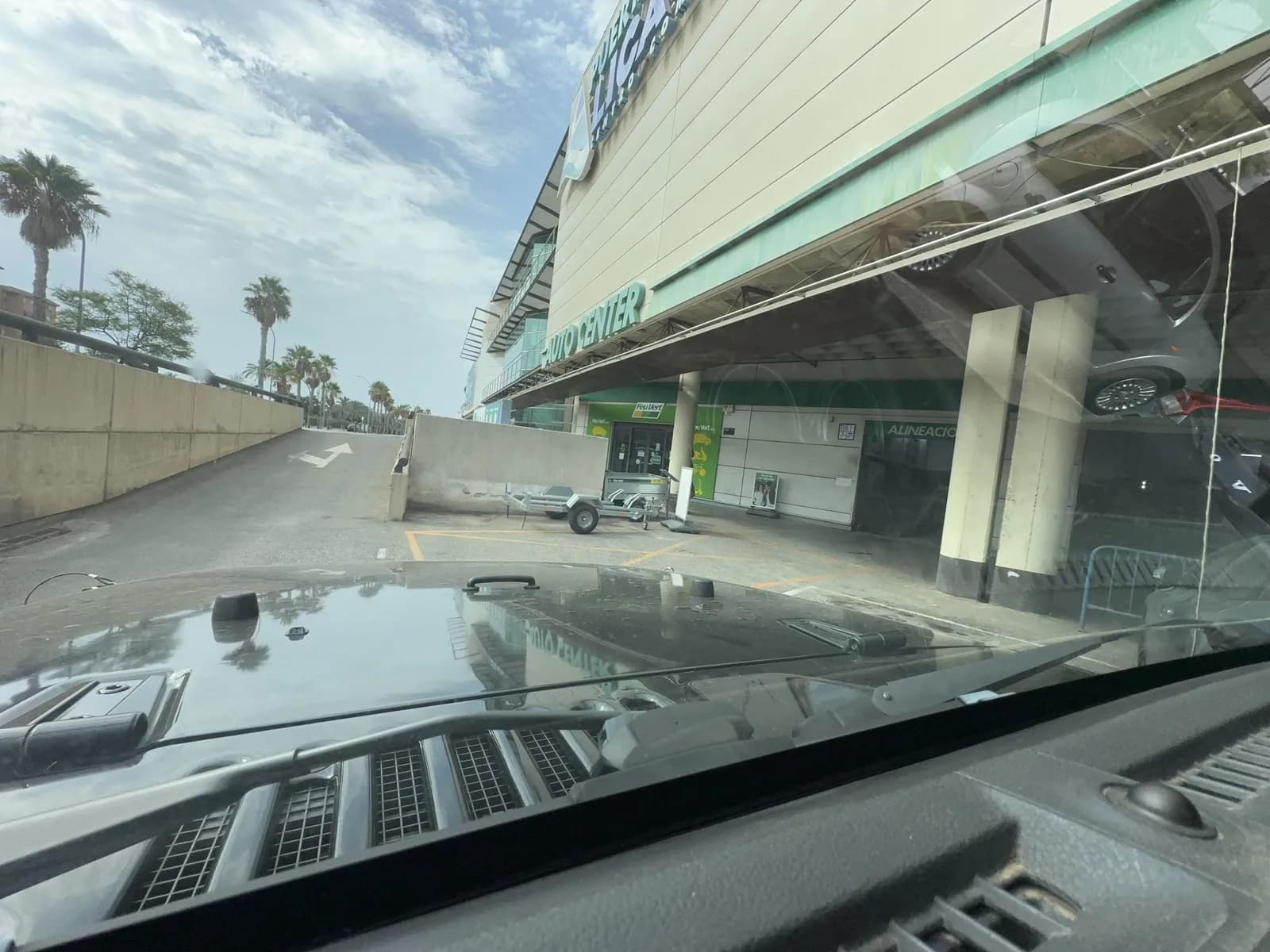 Aparcamiento gratuito en acceso centro comercial en el Verger (Alicante)