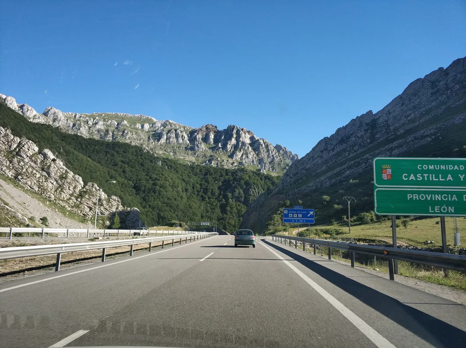 Aparcamiento gratuito en Autopista Ruta de la Plata en Sena de Luna (León)