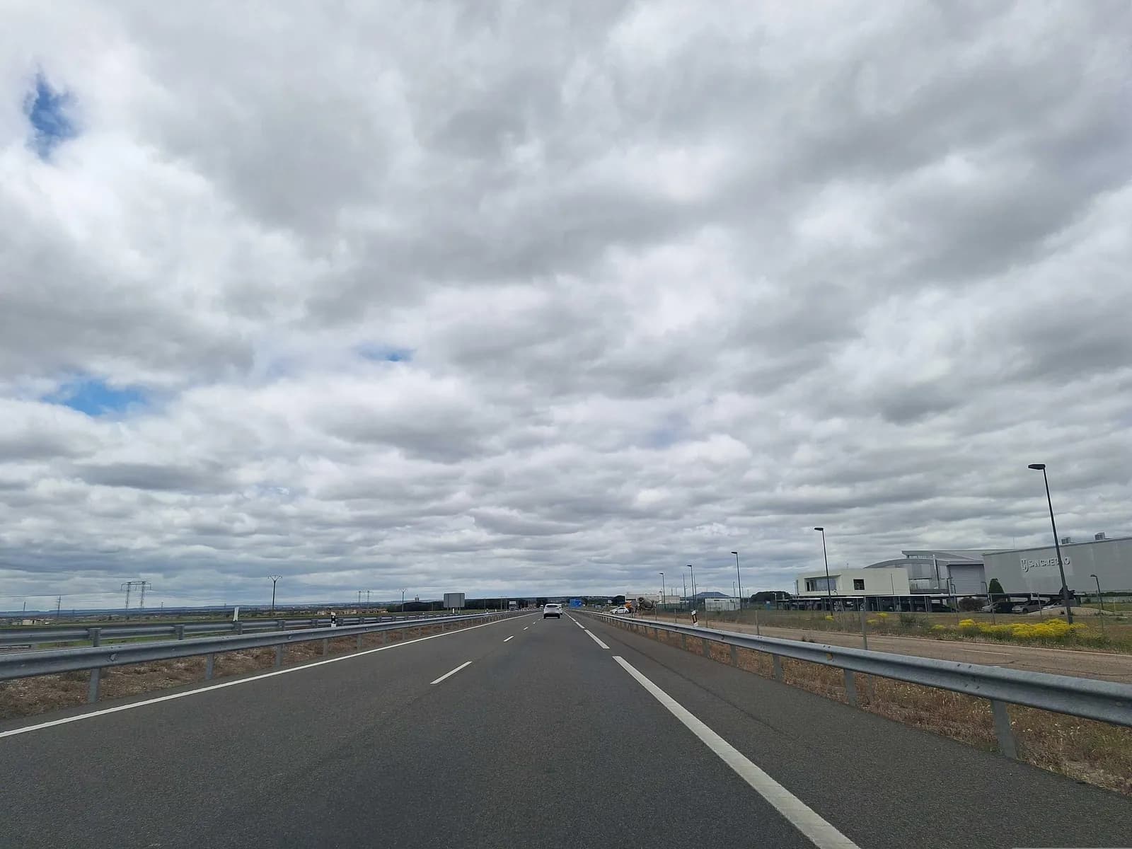 Aparcamiento gratuito en Autovía de Pinares en Aldeamayor de San Martín (Valladolid)