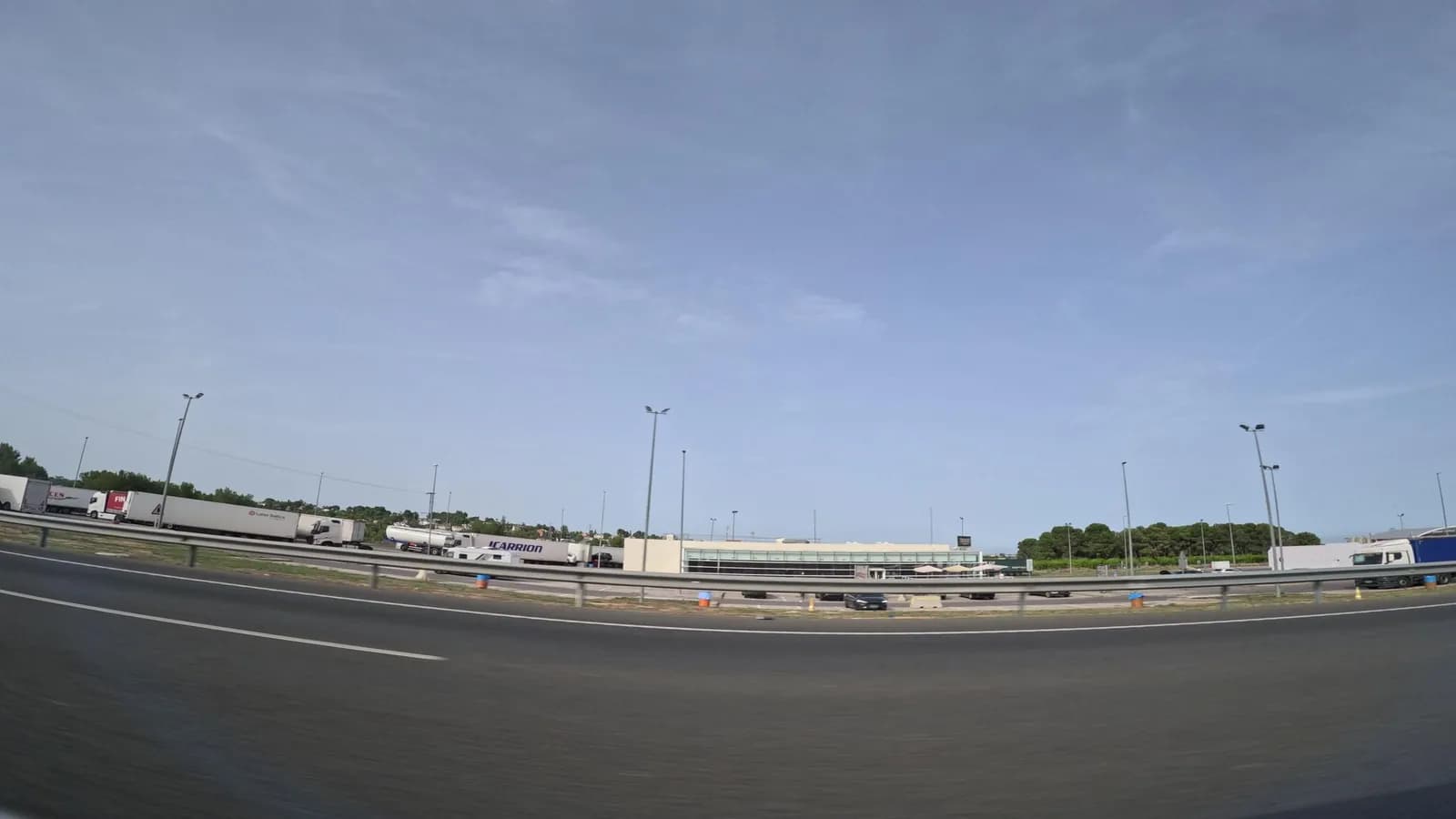 Parking gratuito en la Autovía del Mediterráneo (Torrent) en Torrent (Valencia)