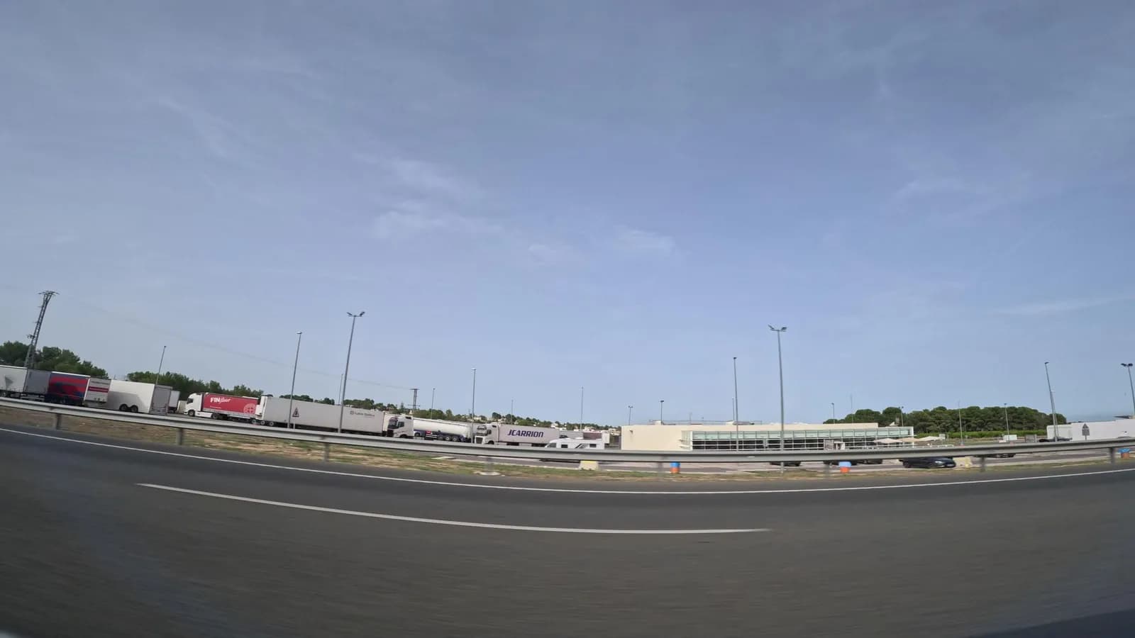 Parking gratuito en la Autovía del Mediterráneo (Torrent) en Torrent (Valencia)