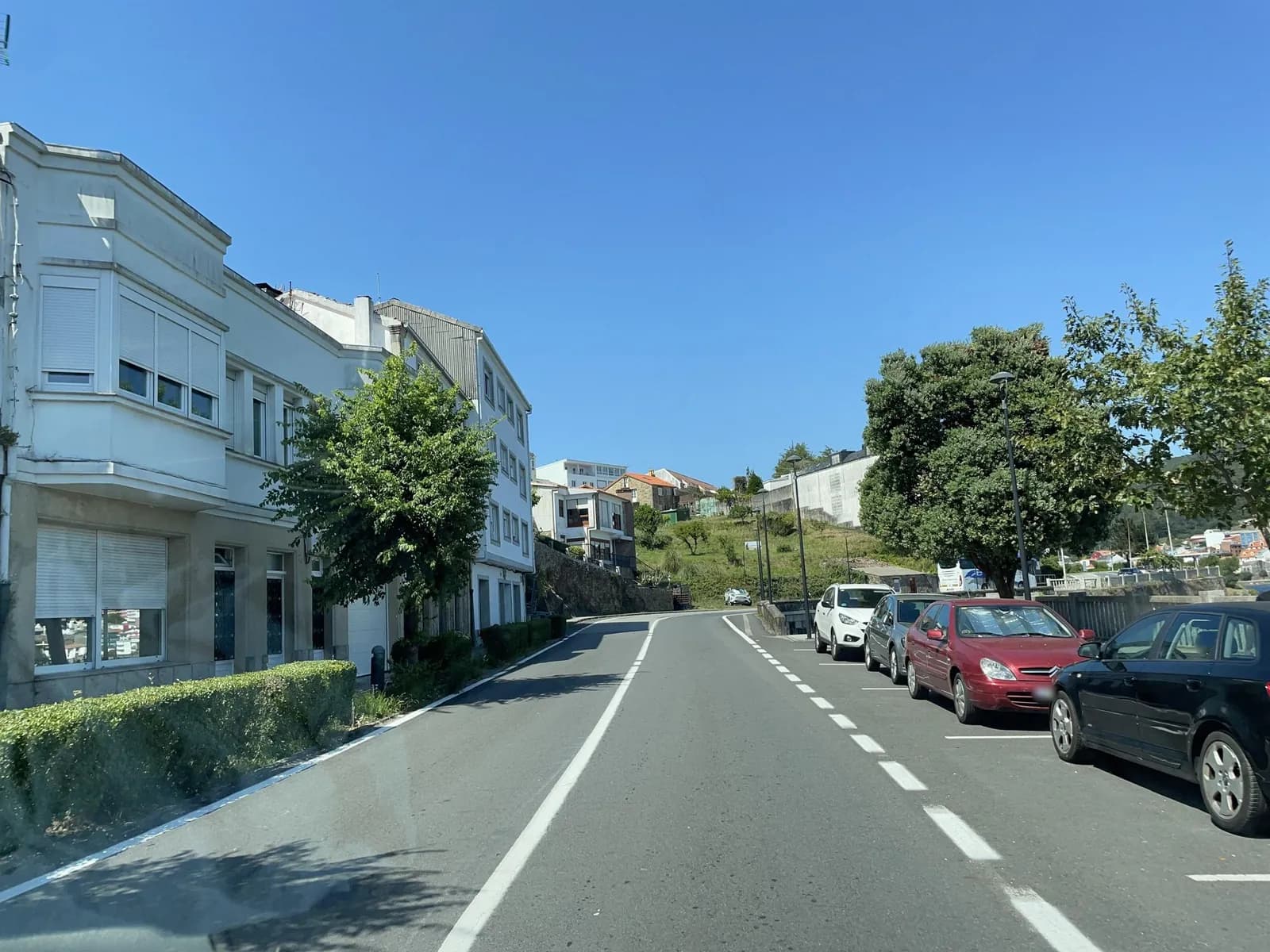 Aparcamiento gratuito en Avenida da Constitución en Corcubión (A Coruña)