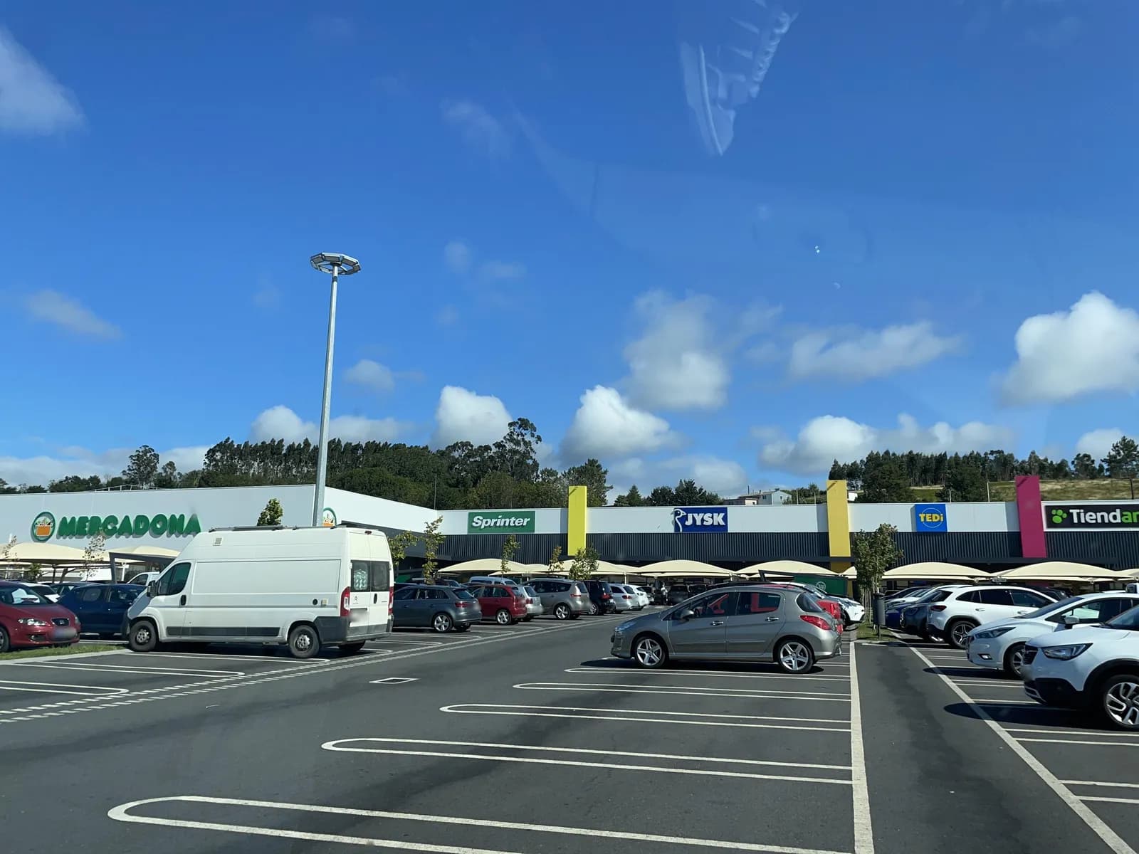 Aparcamiento gratuito en Avenida da Revolta en Carballo (A Coruña)
