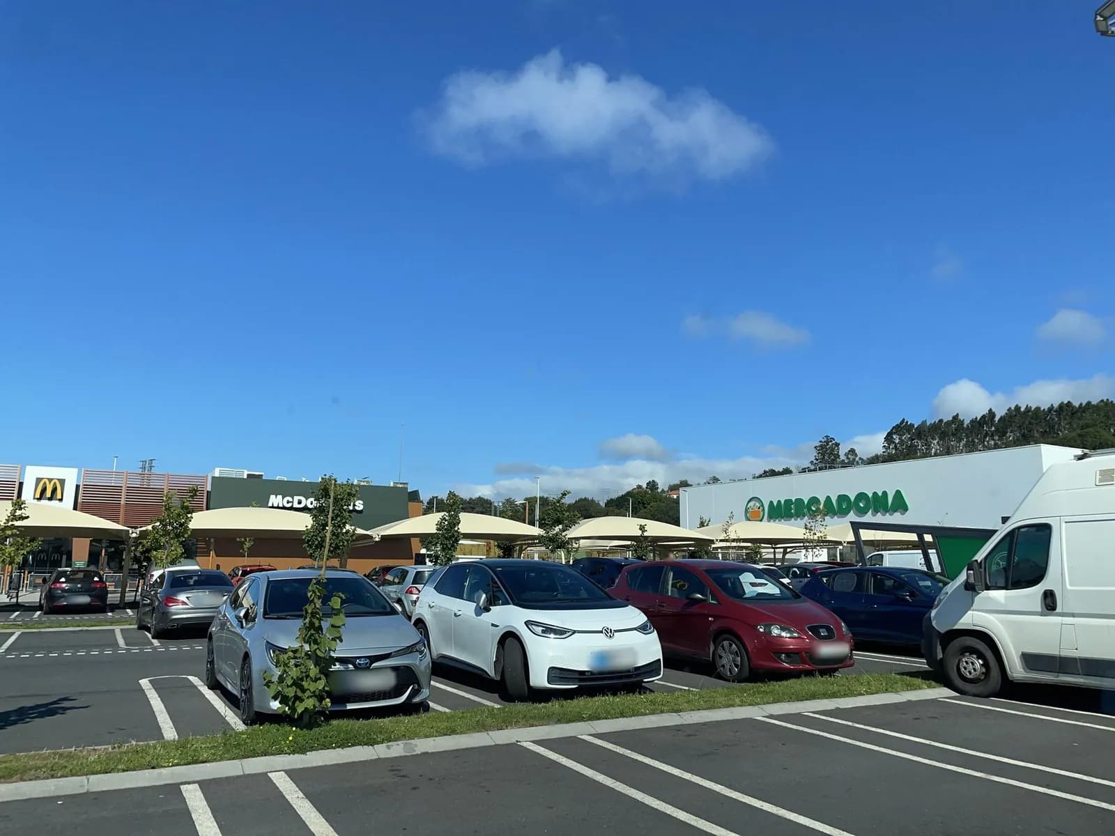 Aparcamiento gratuito en Avenida da Revolta en Carballo (A Coruña)